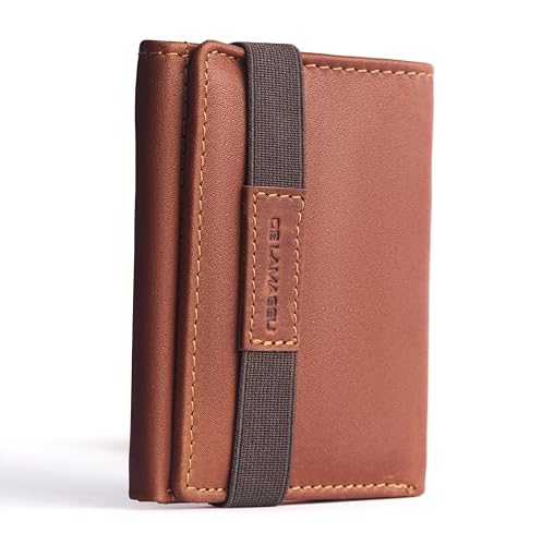DE LAMASSU® Tobias Slim Wallet & Kartenetui aus Echtleder – RFID Schutz, 10 Kartenfächer, Scheinfach, Münzfach mit Reißverschluss, Gummibandverschluss – Unisex – Geschenkbox – 8 × 10 cm (Cognac) von DE LAMASSU