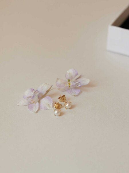 DEAR DARLING BERLIN Soft Pearl Studs | 14k Echtgold | Perlenohrringe von DEAR DARLING BERLIN