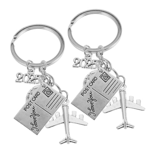 DEARMAMY 2-teiliges Schlüsselanhänger-Set Mit Reisemotiv Flugzeug Postkarte Schlüsselanhänger Mit Für Absolventen des Jahrgangs 2025 von DEARMAMY