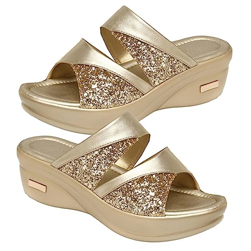 DEARMAMY Damen Wedges Pantoletten mit Dicker Sohle Sommerliche Casual Slipper für Frauen Offene Zehen Modische Goldene Keilsandalen Bequeme Outdoor Mom Schuhe von DEARMAMY