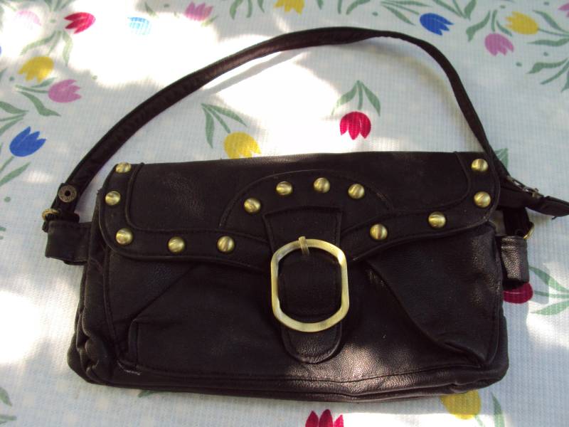 Kleine Ledertasche Mit Drei Fächern Aus Den 70Er Und 80Er Jahren Kleine Ledertasche Mit Drei Fächern Aus Den 70Er Und 80Er Jahren von DECOETCOLLECTION