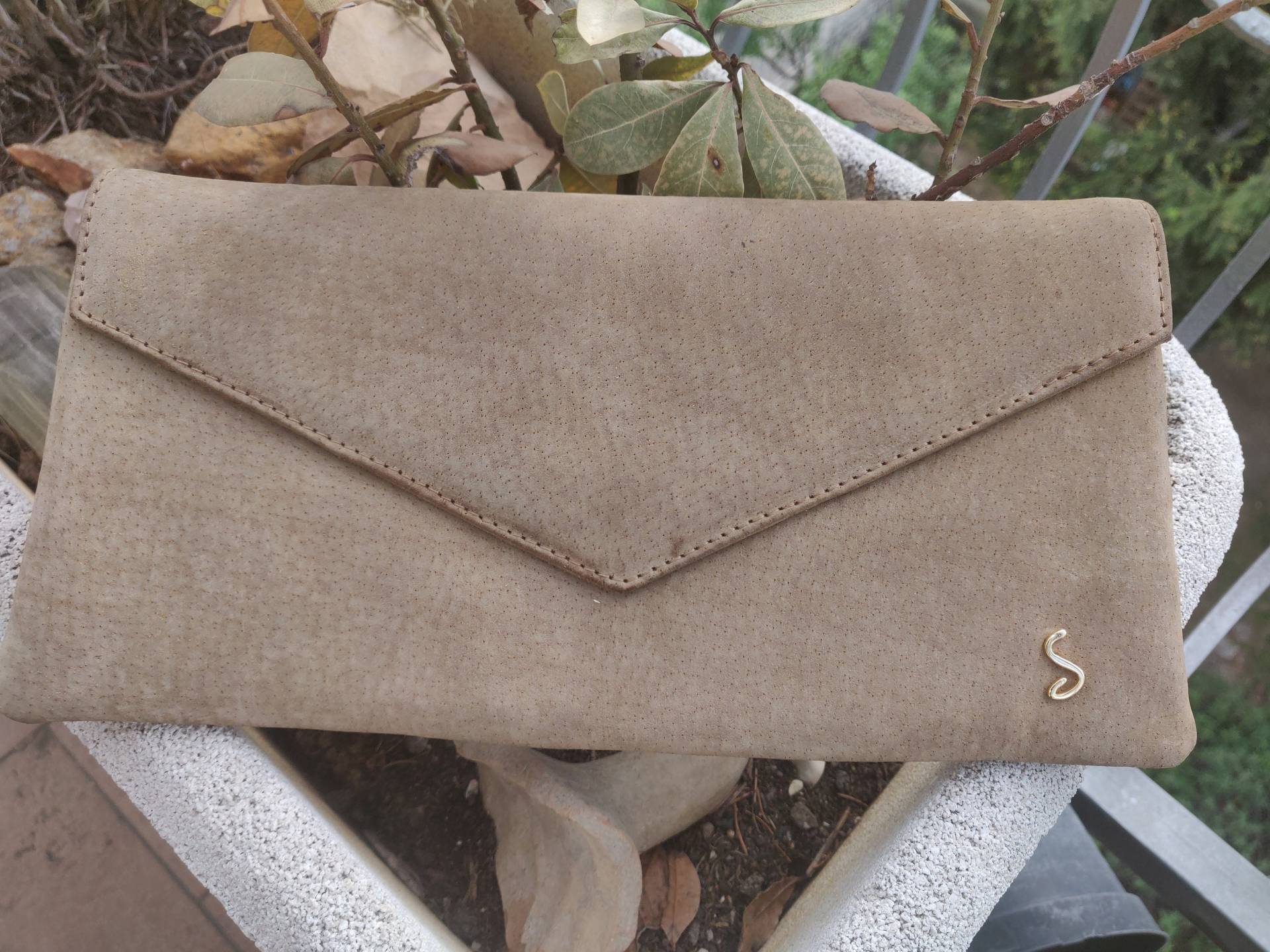 80Er Weiche Wildleder Beige Damen Klappentasche Clutch Hand Abendtasche Made in Italy Original Vintage Pochette von DEFINITIVAVINTAGE