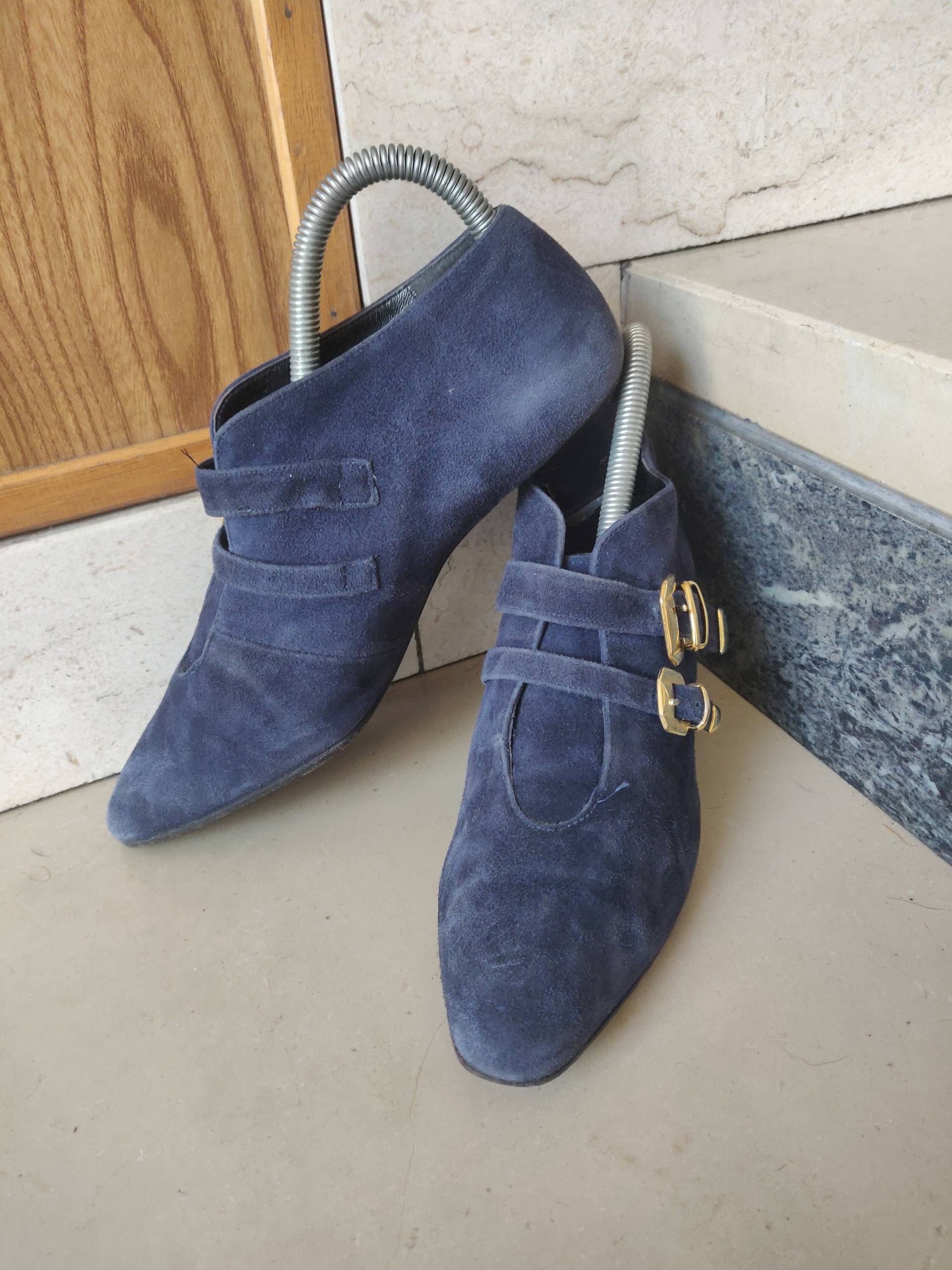 Blaue Wildleder Stiefelette Niedrige Stiefel Mit Goldenen Schnallen Vintage Medium Absatz Elegant Und Kühle Frau Schuhe Pump Von Gam Made in Italien Blaue Wildleder Stiefelette Niedrige Stiefel Mit Goldenen Schnallen Vintage Medium Absatz Elegant Und Kühle Frau Schuhe Pump Von Gam Made in Italien von DEFINITIVAVINTAGE