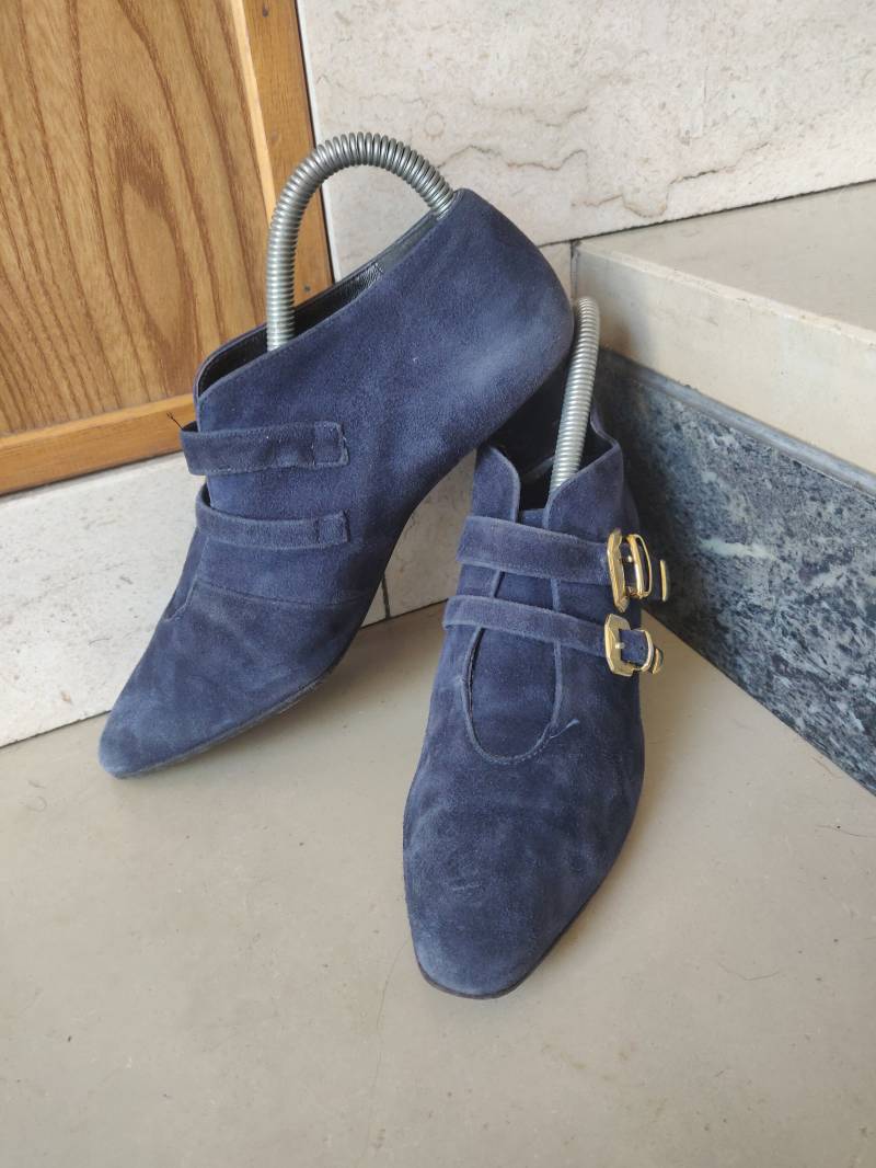 Blaue Wildleder Stiefelette Niedrige Stiefel Mit Goldenen Schnallen Vintage Medium Absatz Elegant Und Kühle Frau Schuhe Pump Von Gam Made in Italien von DEFINITIVAVINTAGE