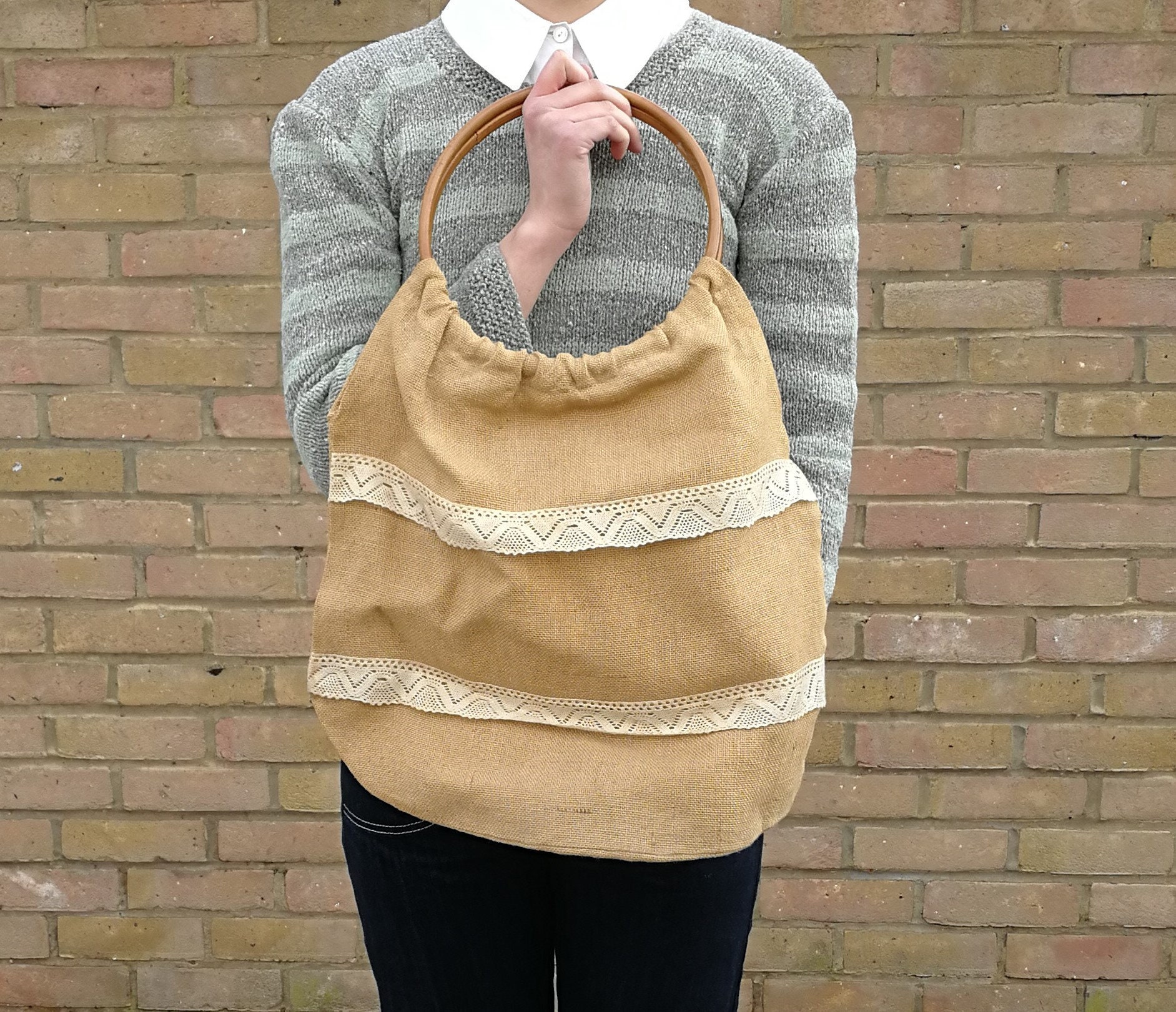 Ecru Strandtasche Mit Holzgriff Und Spitzenborte Gehäkelt Vintage 50Er 60Er Jahre Made in Italy von DEFINITIVAVINTAGE