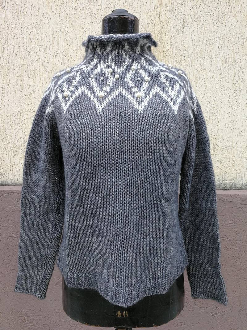 Grau Und Weiß Weihnachtspullover Mit Perlen-stickerei-Größe 12 Grau Und Weiß Weihnachtspullover Mit Perlen-stickerei-Größe 12 von DEFINITIVAVINTAGE