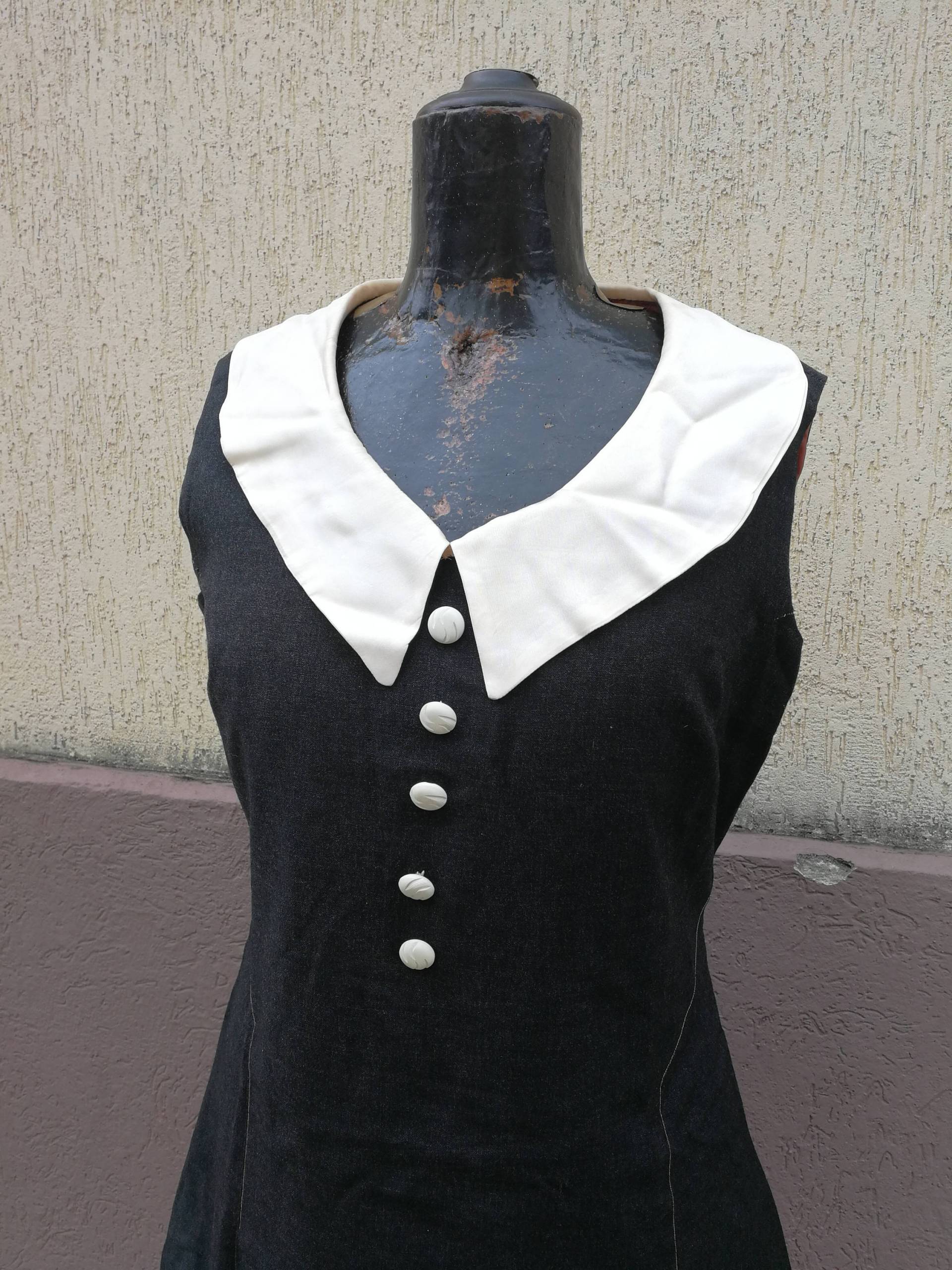 Schneiderkunst Dunkelgrauen Kleid Mit Weißem Kragen Und Weißen Knöpfen von DEFINITIVAVINTAGE
