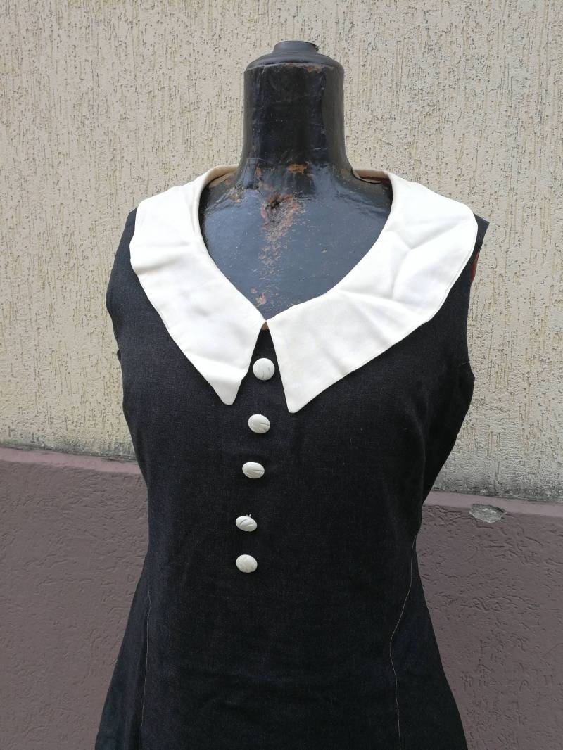 Schneiderkunst Dunkelgrauen Kleid Mit Weißem Kragen Und Weißen Knöpfen Schneiderkunst Dunkelgrauen Kleid Mit Weißem Kragen Und Weißen Knöpfen von DEFINITIVAVINTAGE