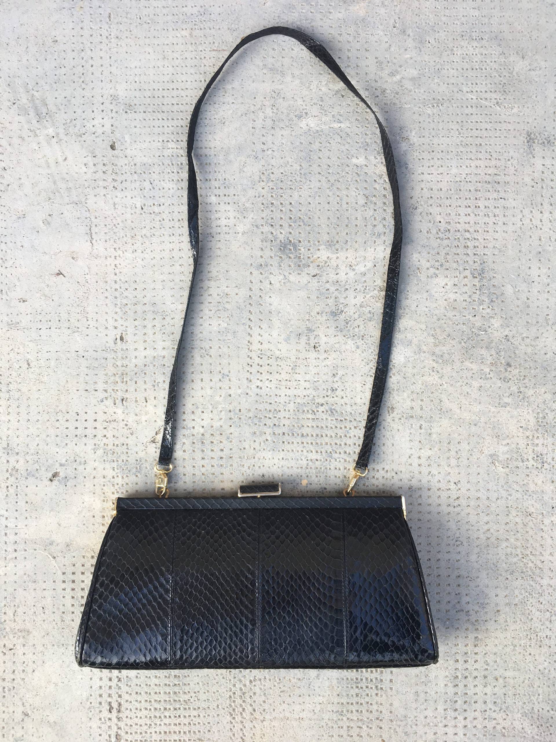 Schwarze Python-Clutch Mit Riemen Und Gold-Hardware-Details von DEFINITIVAVINTAGE