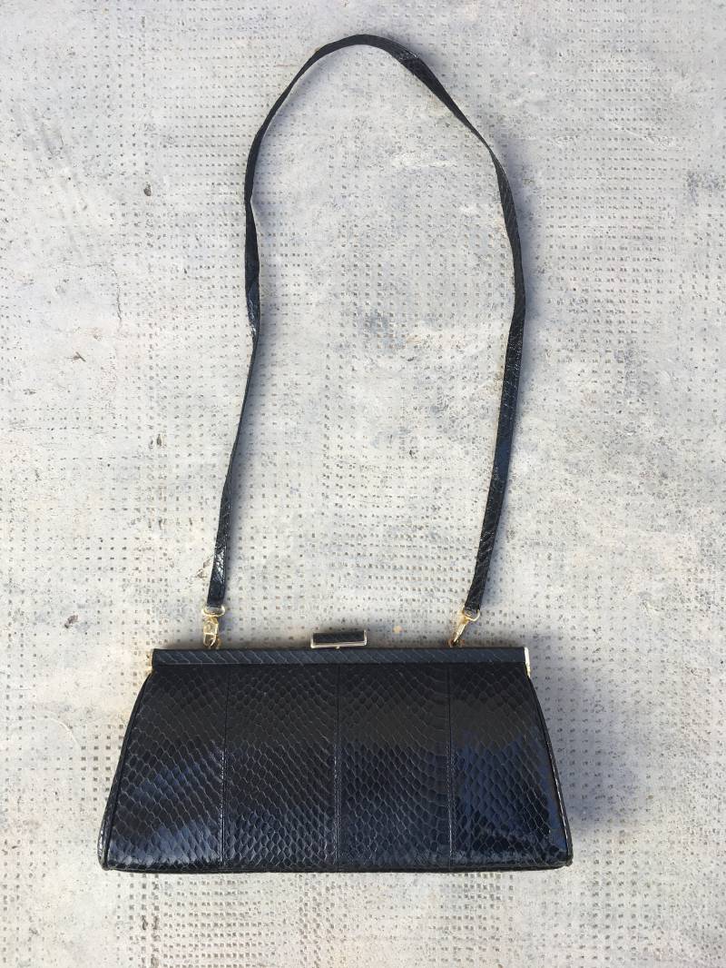 Schwarze Python-Clutch Mit Riemen Und Gold-Hardware-Details von DEFINITIVAVINTAGE