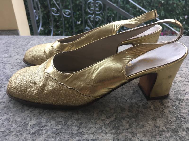 Vintage Goldener Stoff Schlingen Rücken Sandalen Made in Italy Schuhe Vintage Goldener Stoff Schlingen Rücken Sandalen Made in Italy Schuhe von DEFINITIVAVINTAGE