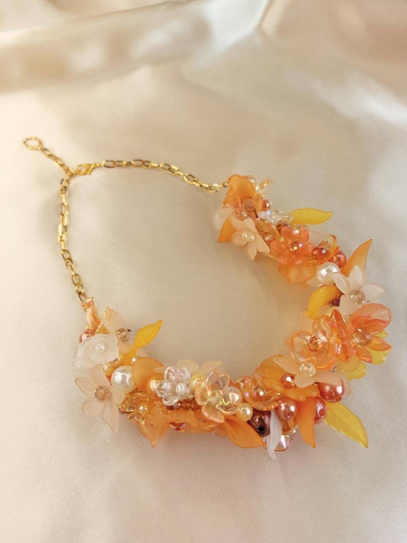 Handgemachte Florale Statement-Kette in Warmen Gelbtönen - Elegantes Schmuckstück Mit Acryl Perlen, Blüten Und Blättern von DEIILA