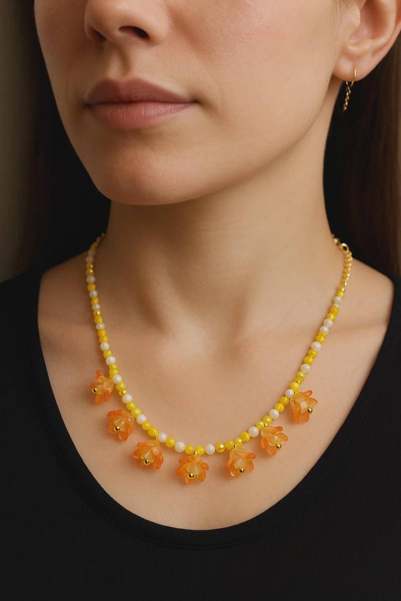 Handgemachte Gelb-Orange Glasperlen Halskette „Sunny Bloom" | Blumen Design Verspielter Boho Stil Für Alltag, Geschenk & Party von DEIILA