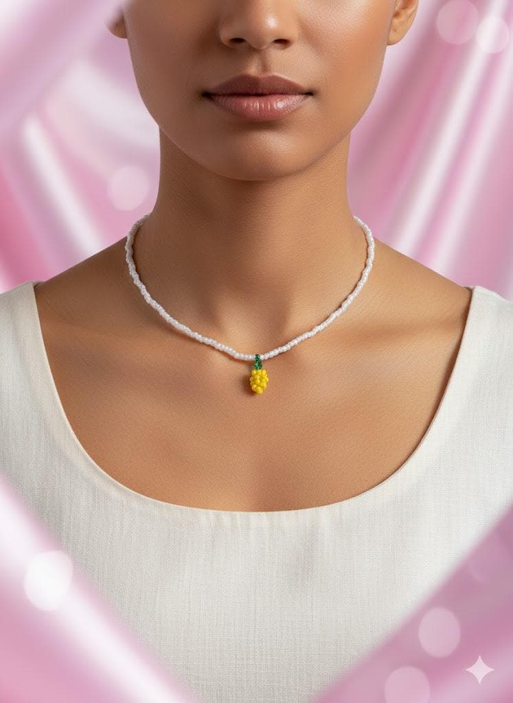 Handgemachte Perlenkette „Limoncello" - Mit Zitronenanhänger, Sommerlicher Schmuck Weißen Glasperlen Handgemachte Perlenkette „Limoncello" - Mit Zitronenanhänger, Sommerlicher Schmuck Weißen Glasperlen von DEIILA