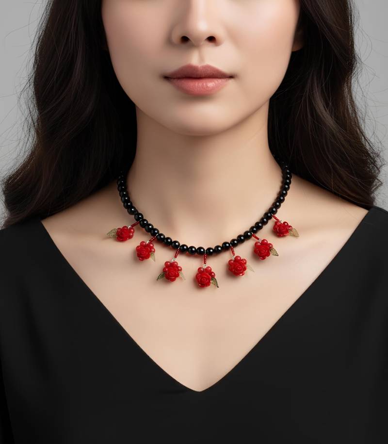 Handgemachte Schwarze Glasperlen Halskette „Red Rose Garden" | Rosen Design Mit Roten Blüten Gothic Boho Stil Für Geschenk & Party von DEIILA