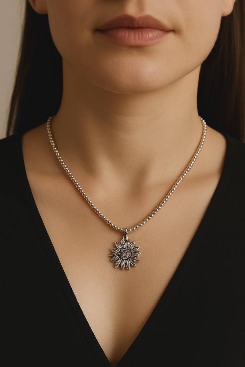 Handgemachte Silberne Halskette „Sun Bloom" | Sonnenblumen Anhänger Blumen Design Boho Schmuck Für Alltag & Besondere Momente von DEIILA