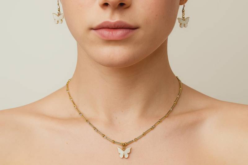 Handgemachtes Schmetterling Schmuckset „Butterfly Glow" | Goldperlen Halskette & Ohrringe in Blau Oder Weiß Eleganter Boho Stil von DEIILA