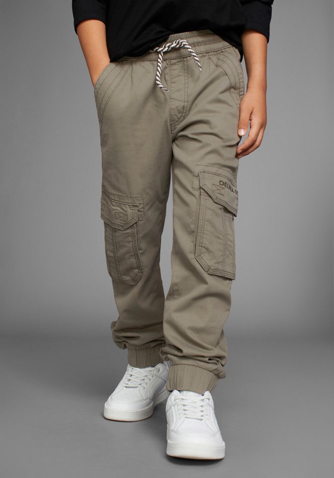 DELMAO Cargohose in bequemer Schlupfform, mit Logo-Stickerei von DELMAO