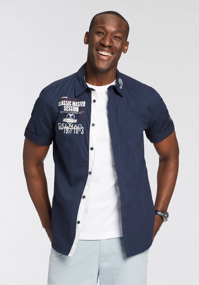DELMAO Kurzarmhemd mit modischem Brustprint/Stickerei von DELMAO