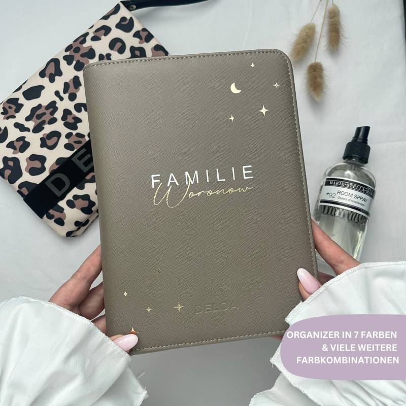 Deloa ® Personalisierter 3 in 1 Organizer, U-Heft Und Reiseunterlagen, Mutterpasshülle - Dokumententasche Saffiano Kunstleder von DELOA