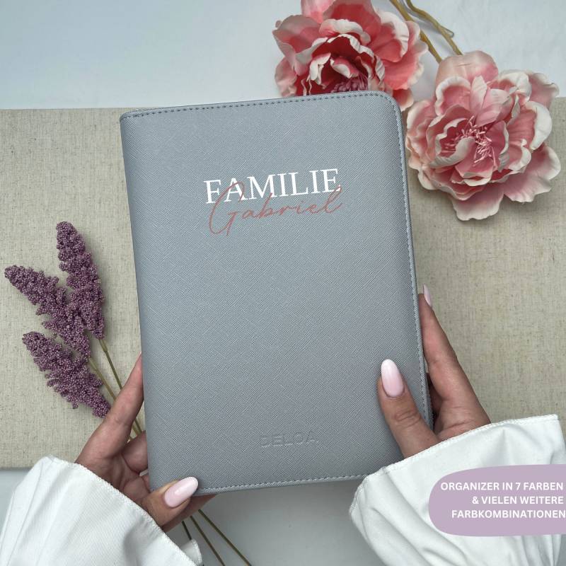 Deloa ® Personalisierter 3 in 1 Organizer, U-Heft Und Reiseunterlagen, Mutterpasshülle - Dokumententasche Saffiano Kunstleder von DELOA