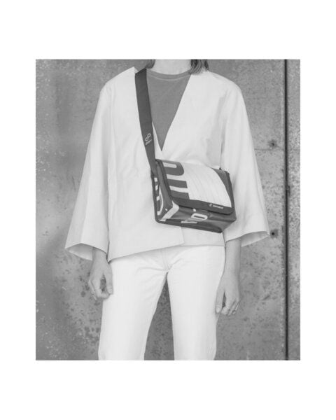 DEMANO Kleine Schultertasche aus Recycelte Bannern Universitat XS von DEMANO