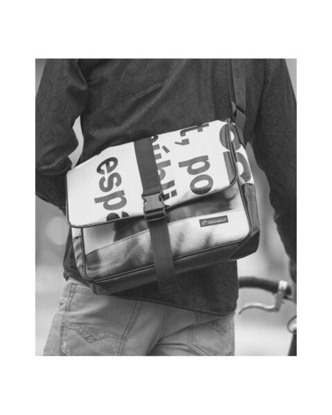 DEMANO Messenger Umhängetasche aus Recycelten Bannern Borne von DEMANO