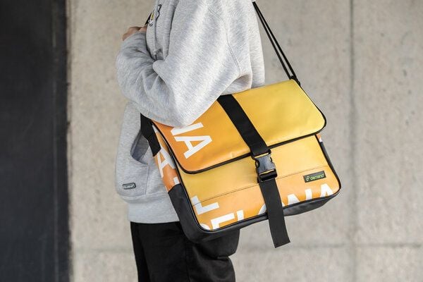 DEMANO Messenger Umhängetasche aus Recycelten Bannern Borne von DEMANO