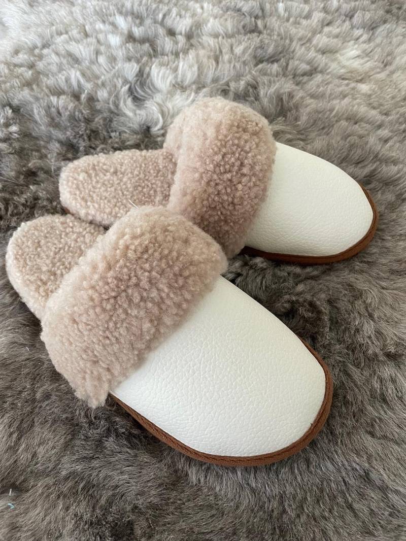 Lammfell Hausschuhe Damen - Echtleder Pantoffeln Mit Wollfutter | Handgemacht & Natürlich Warm Winter Geschenkidee Für Frauen von DENIOHome