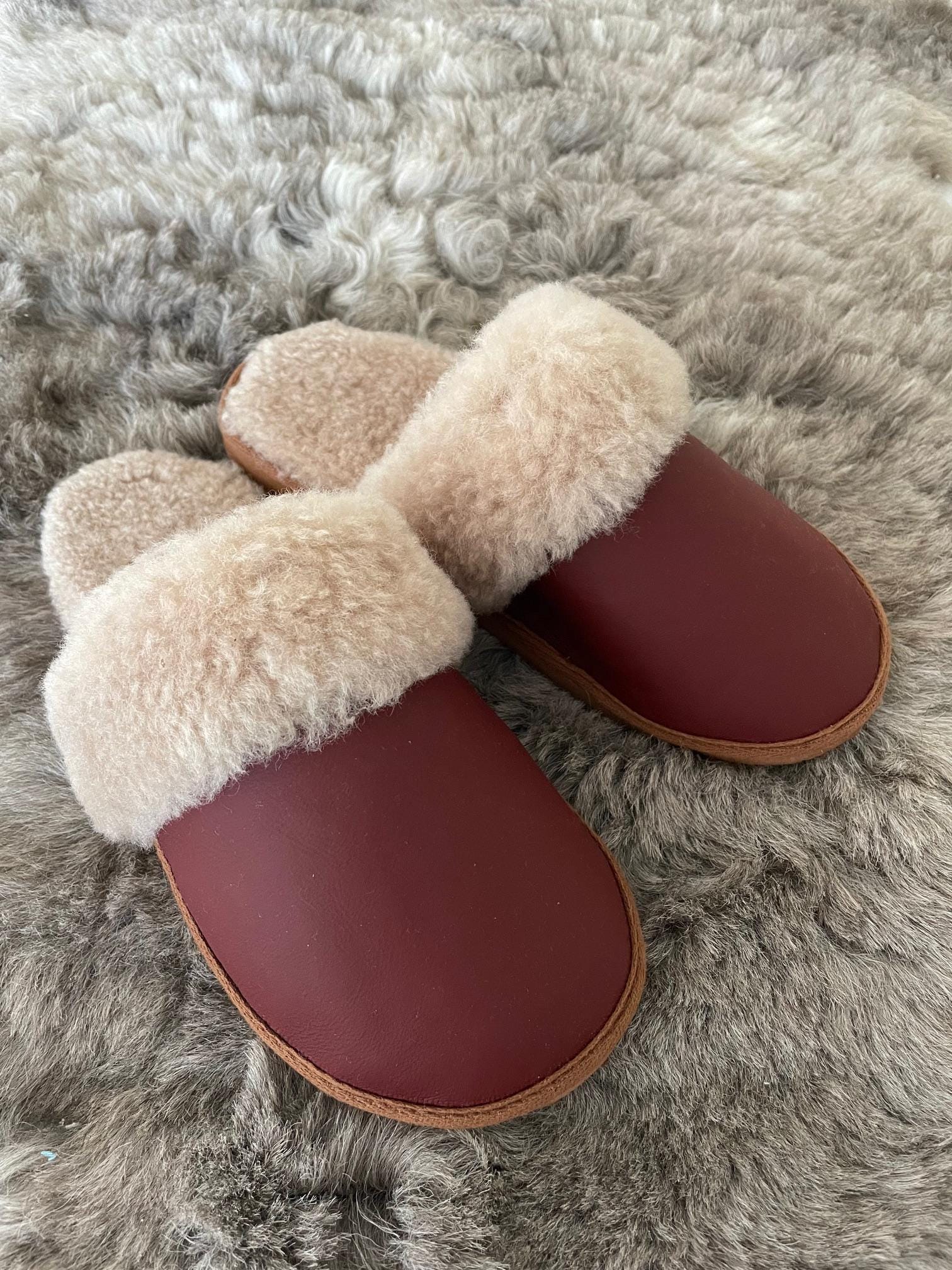 Lammfell Hausschuhe Damen - Echtleder Pantoffeln Mit Wollfutter | Handgemacht & Natürlich Warm Winter Geschenkidee Für Frauen von DENIOHome