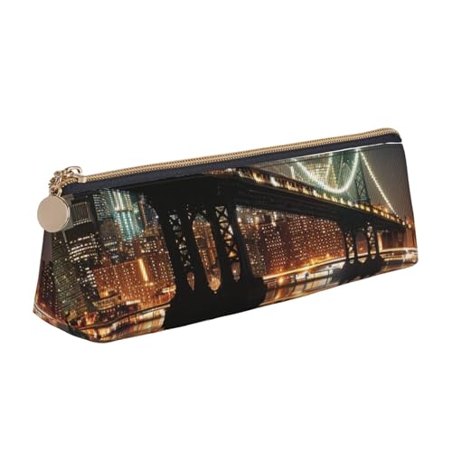 Federmäppchen mit Reißverschluss, Regenbogenfarben, mit Holzhintergrund, niedlicher Schreibwaren-Organizer, PVC-Leder, dreieckig, Make-up-Tasche, Stiftebeutel, New York Manhattan Bridge Night von DENMER