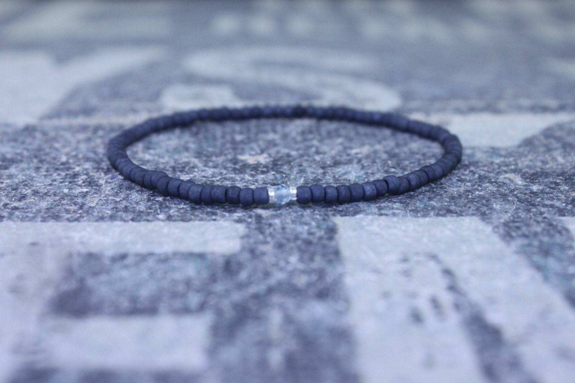 Sky Blue Topaz Herren Armband, Matte Schwarze Perlen, Thai Silber von DESERTDUSTMEN