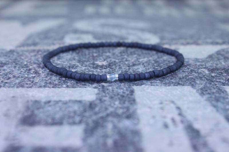 Sky Blue Topaz Herren Armband, Matte Schwarze Perlen, Thai Silber von DESERTDUSTMEN
