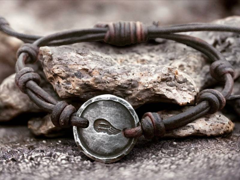 Engelsflügel Armband - Ledermanschette Für Stärke & Mut | Handgestempeltes Geschenk von DESIGNbyANCE