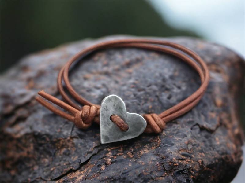 Handgeschmiedetes Zinn Kleines Herz Silber Leder Armband - Verstellbar von DESIGNbyANCE