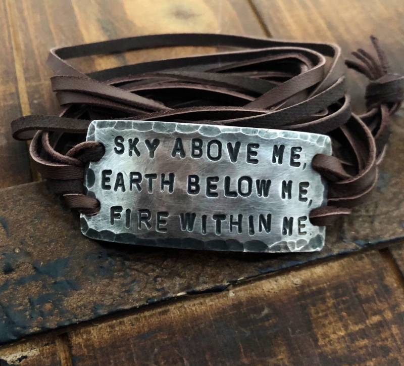 Handgestempeltes Armband Aus Zinn & Leder Inspirierender Spruch von DESIGNbyANCE