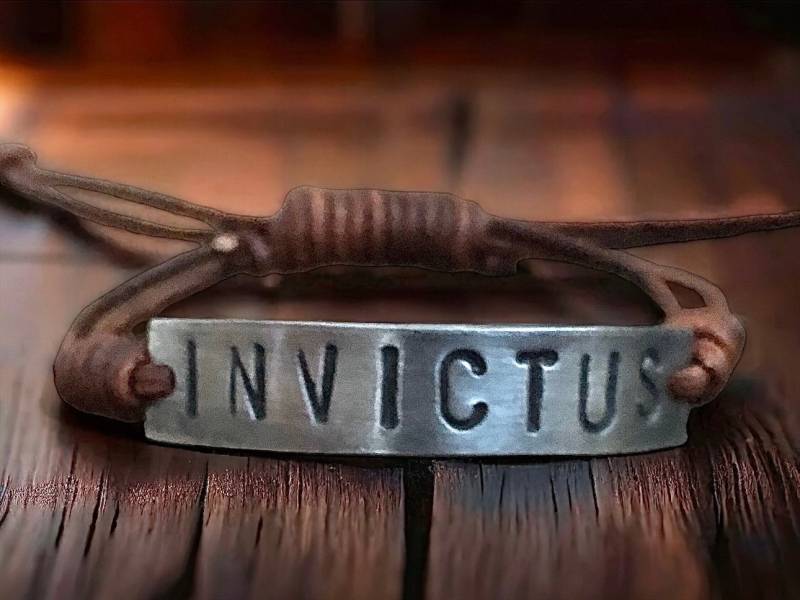 "Handgestempeltes "Invictus" Lederarmband Zinn Oder Kupfer." von DESIGNbyANCE
