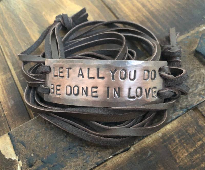 Let All You Be Done in Love Armband, Handgestempelt von DESIGNbyANCE