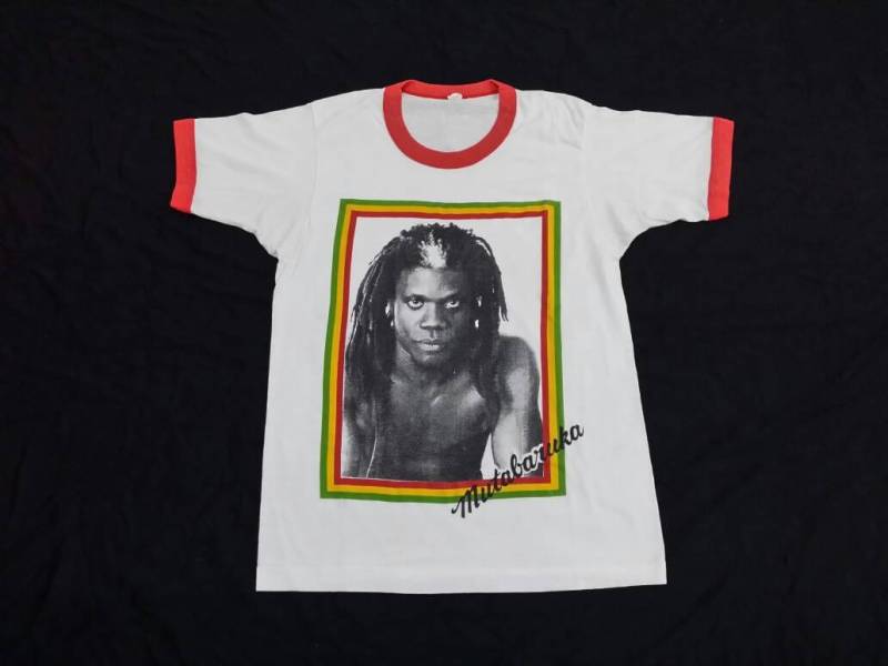 Vintage 80Er Mutabaruka Jamaician Rastafari Dub Poet Rasta Raggae Ska Paper Dünn Ringer Single Stitch Made in Usa T-Shirt Selten Vintage 80Er Mutabaruka Jamaician Rastafari Dub Poet Rasta Raggae Ska Paper Dünn Ringer Single Stitch Made in Usa T-Shirt Selten von DESPABLO