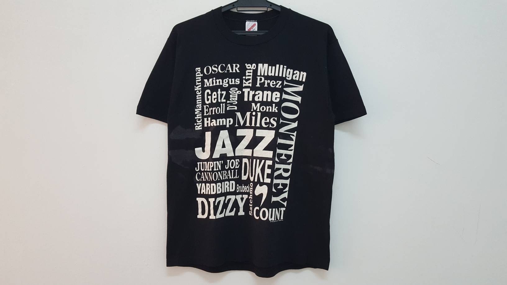 Vintage 90Er 1993 Monterey Jazz Star Nick Name Collection Duke Trane Mulligan Miles Dizzy Count Hamp Yardbird Made in Usa Seltenes Blues T Shirt Vintage 90Er 1993 Monterey Jazz Star Nick Name Collection Duke Trane Mulligan Miles Dizzy Count Hamp Yardbird Made in Usa Seltenes Blues T Shirt von DESPABLO