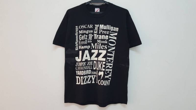 Vintage 90Er 1993 Monterey Jazz Star Nick Name Collection Duke Trane Mulligan Miles Dizzy Count Hamp Yardbird Made in Usa Seltenes Blues T Shirt Vintage 90Er 1993 Monterey Jazz Star Nick Name Collection Duke Trane Mulligan Miles Dizzy Count Hamp Yardbird Made in Usa Seltenes Blues T Shirt von DESPABLO