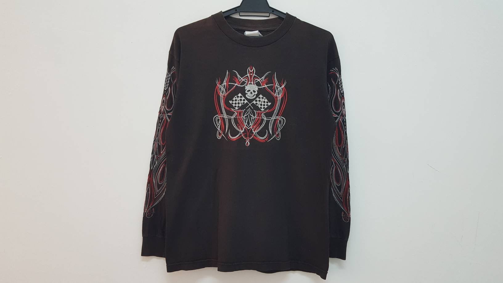 Vintage 90Er 1995 Archaic Smile Tattoo Skull Flagge Racing Art Longsleeve Seltene Blink Grafik Made in Usa Seltenes Distressed T-Shirt Vintage 90Er 1995 Archaic Smile Tattoo Skull Flagge Racing Art Longsleeve Seltene Blink Grafik Made in Usa Seltenes Distressed T-Shirt von DESPABLO