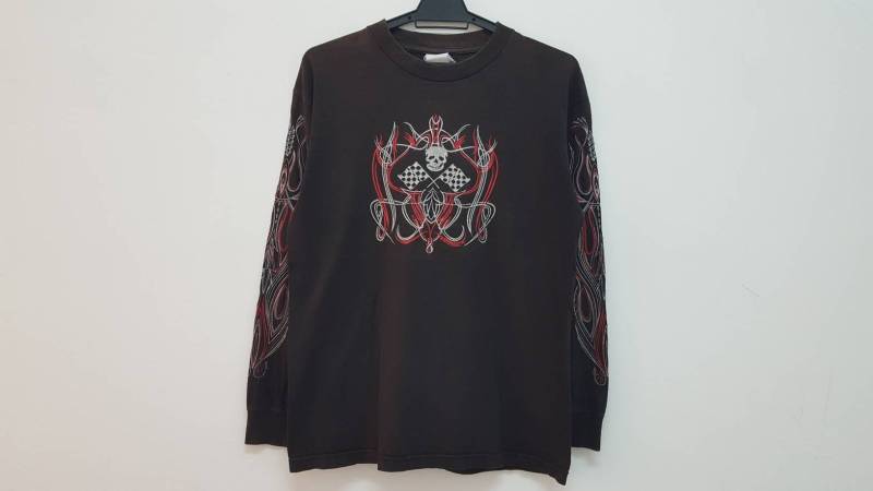 Vintage 90Er 1995 Archaic Smile Tattoo Skull Flagge Racing Art Longsleeve Seltene Blink Grafik Made in Usa Seltenes Distressed T-Shirt Vintage 90Er 1995 Archaic Smile Tattoo Skull Flagge Racing Art Longsleeve Seltene Blink Grafik Made in Usa Seltenes Distressed T-Shirt von DESPABLO