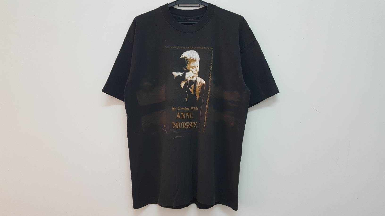 Vintage 90Er Jahre An Abend Mit Anne Murray Live Album Promo Canadian Pop Country Singer Single Stitch Rare Acidwash Style T-Shirt Vintage 90Er Jahre An Abend Mit Anne Murray Live Album Promo Canadian Pop Country Singer Single Stitch Rare Acidwash Style T-Shirt von DESPABLO