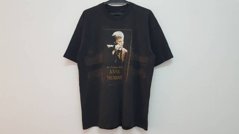 Vintage 90Er Jahre An Abend Mit Anne Murray Live Album Promo Canadian Pop Country Singer Single Stitch Rare Acidwash Style T-Shirt Vintage 90Er Jahre An Abend Mit Anne Murray Live Album Promo Canadian Pop Country Singer Single Stitch Rare Acidwash Style T-Shirt von DESPABLO
