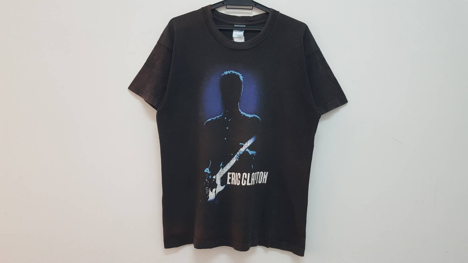 Vintage 90Er Jahre Eric Clapton Ein Abend Des Nichts Außer Der Blues Japan Tour 1995 Single Stitch Selten Gitarrist Promo Distressed T-Shirt Vintage 90Er Jahre Eric Clapton Ein Abend Des Nichts Außer Der Blues Japan Tour 1995 Single Stitch Selten Gitarrist Promo Distressed T-Shirt von DESPABLO
