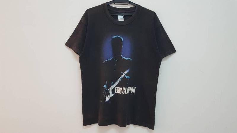 Vintage 90Er Jahre Eric Clapton Ein Abend Des Nichts Außer Der Blues Japan Tour 1995 Single Stitch Selten Gitarrist Promo Distressed T-Shirt Vintage 90Er Jahre Eric Clapton Ein Abend Des Nichts Außer Der Blues Japan Tour 1995 Single Stitch Selten Gitarrist Promo Distressed T-Shirt von DESPABLO