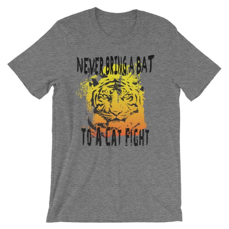Nie Einen Bat Zu Einem Katzenkampf Bringen, Das Unisex-T-Shirt Nie Einen Bat Zu Einem Katzenkampf Bringen, Das Unisex-T-Shirt von DESTENYByAngel