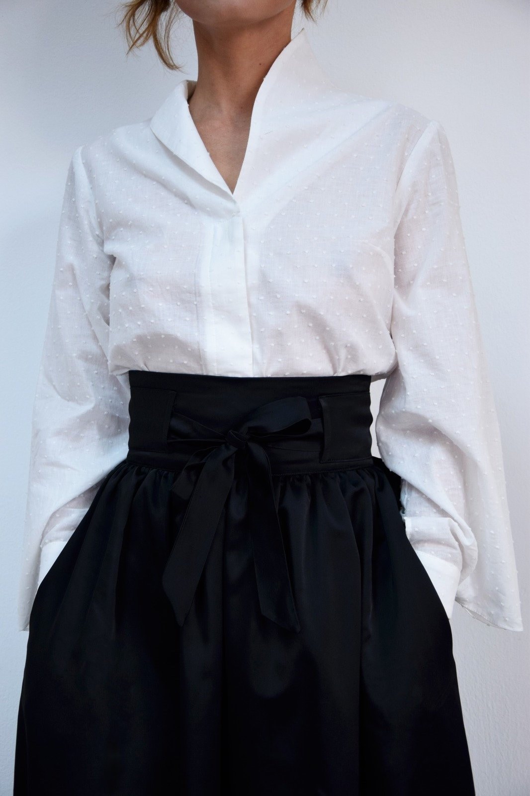 Schwarzer Hoch Taillierter Midi Rock Mit Taschen von DETAILSConceptStore