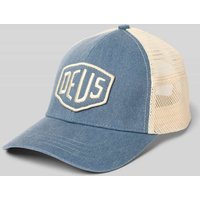 DEUS EX MACHINA Trucker Cap mit Label-Patch in Rauchblau, Größe 1 von DEUS EX MACHINA